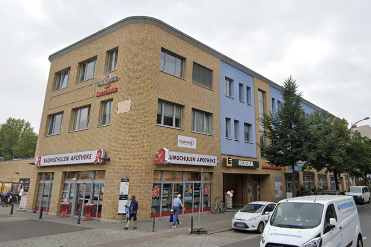 Außenansicht der Hausarztpraxis für Allgemeinmedizin Dr. Asmat in Berlin-Baumschulenweg.