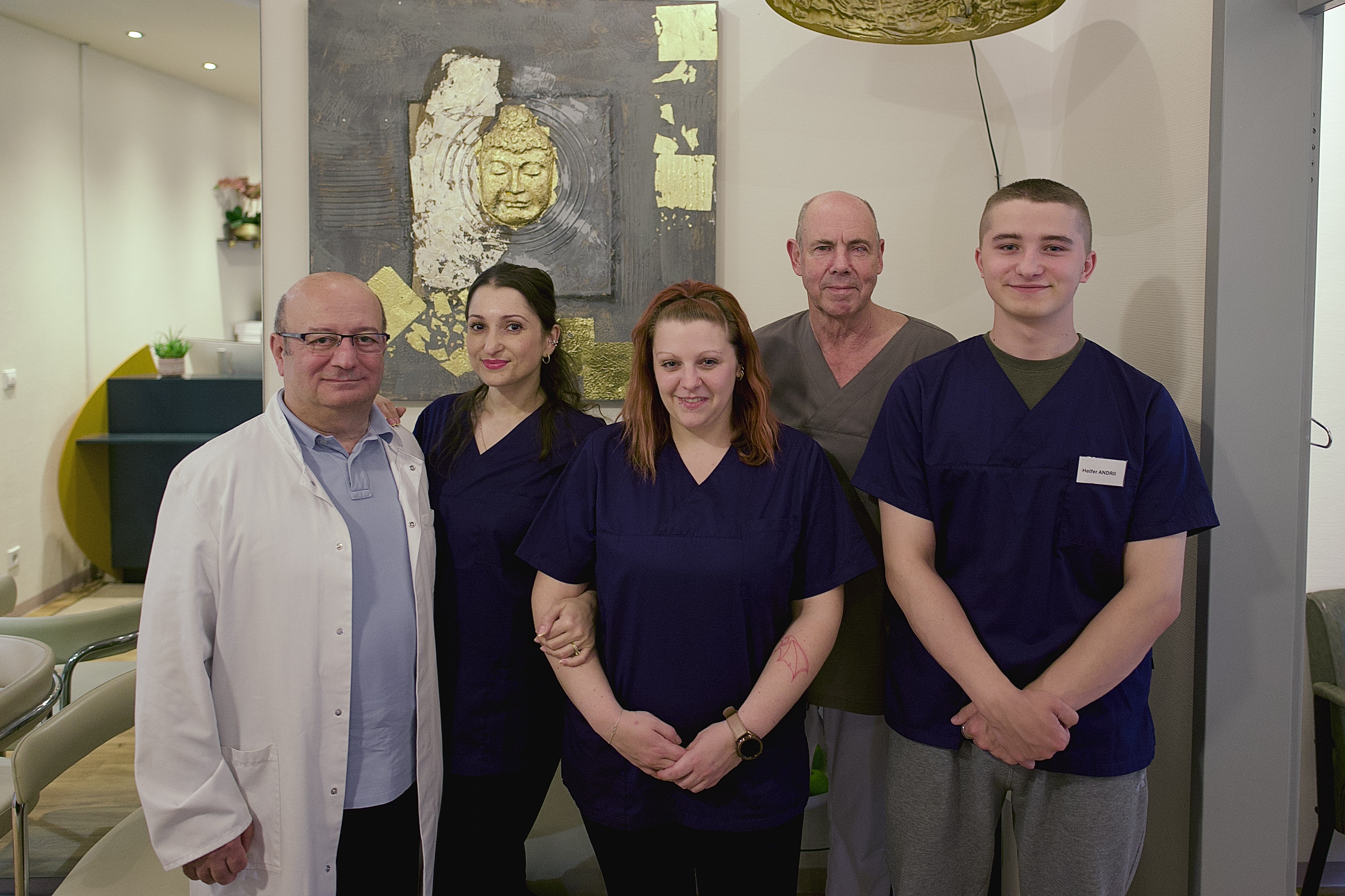 Das Team der Hausarztpraxis für Allgemeinmedizin Dr. Asmat in Berlin-Baumschulenweg.
